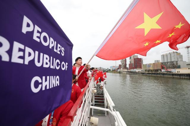 1722017224503037099.jpg 买马挣钱网站app-【图集】中国体育代表团正式亮相 马龙挥舞五星红旗