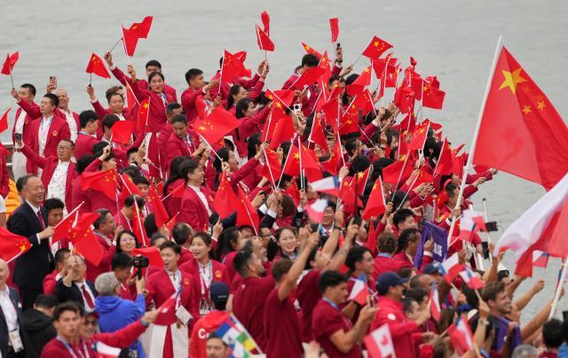 1722018839650050455.jpg 买马挣钱网站app-【图集】中国体育代表团正式亮相 马龙挥舞五星红旗