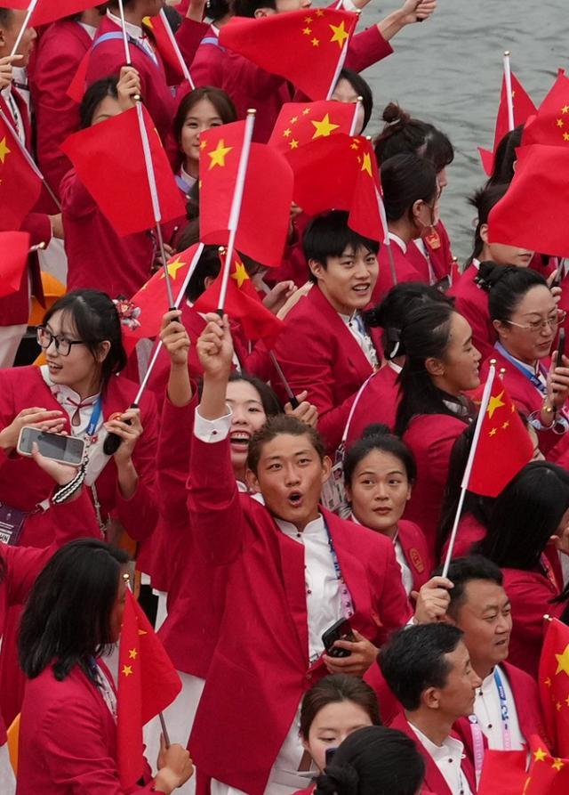 1722018842684063507.jpg 买马挣钱网站app-【图集】中国体育代表团正式亮相 马龙挥舞五星红旗