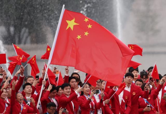 1722018843154041107.jpg 买马挣钱网站app-【图集】中国体育代表团正式亮相 马龙挥舞五星红旗