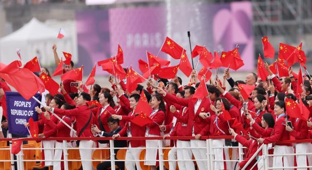 1722018847136009137.jpg 买马挣钱网站app-【图集】中国体育代表团正式亮相 马龙挥舞五星红旗